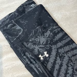 Under Armour Nature/Flower/Leaf Pattern Black & Gray Compression Legging Size XS